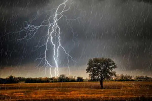 梦见下雨是什么征兆 梦见下雨代表着什么